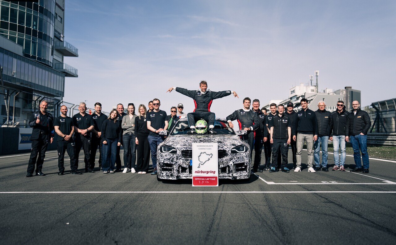 독일 뉘르불크링 노르트슐라이페에서 신기록을 세운 BMW M2 CS와 M 개발 엔지니어인 요르그 바이딩어. / BMW