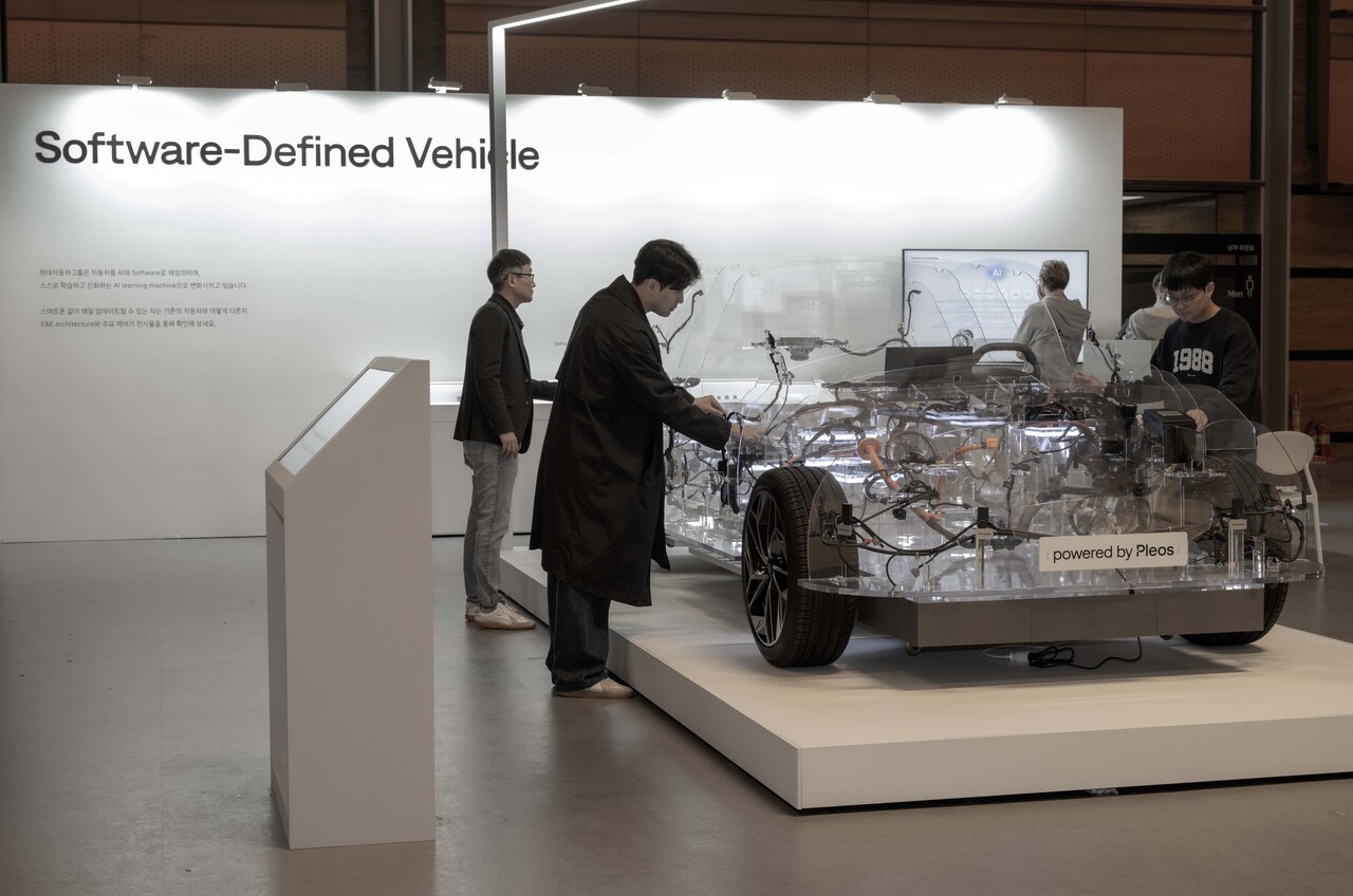 현대차그룹이 개최한 개발자 컨퍼런스 'Pleos 25'에 전시된 E&E 아키텍처를 둘러보고 있는 개발자들. / 현대자동차