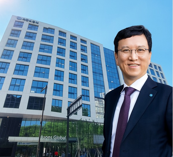 윤성태 휴온스글로벌 회장(사진)이 장남 윤인상 부사장을 중심으로 승계작업에 돌입했다. / 휴온스