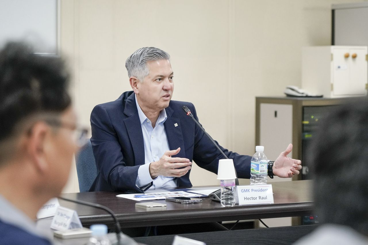 Hector Villarreal, president and managing director of GM Korea, visits the company's Changwon plant on May 15 to encourage employees and oversee on-site operations. (GM Korea)]