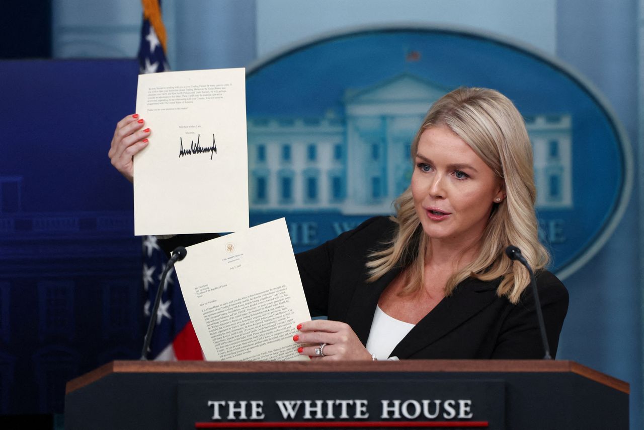 White House Press Secretary Karoline Leavitt shows a signed letter on tariffs from US President Donald Trump to South Korean President Lee Jae Myung during a press briefing at the White House in Washington, D.C., Monday. (Reuters via Yonhap)]