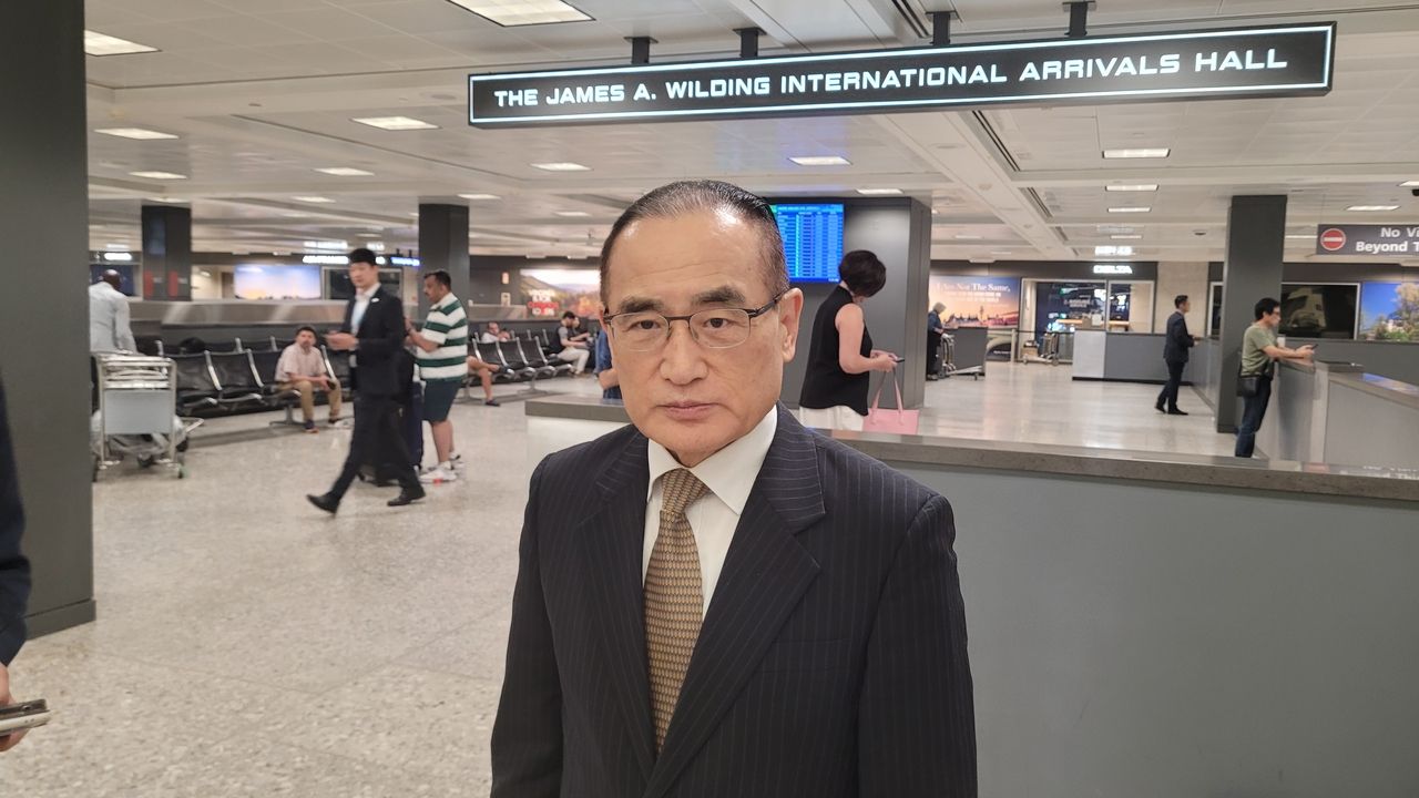 An LG Display employee is introducing the 'Pillar to Pillar (P2P)', an ultra-large display solution for vehicles (Provided by LG Display). © News1]