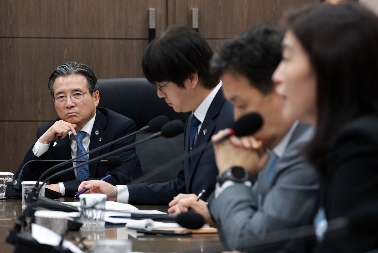 Kim Yong-beom (left), presidential chief of staff for policy, attends a meeting with artificial intelligence industry officials held in the southeastern city of Ulsan on June 20. (Yonhap)]