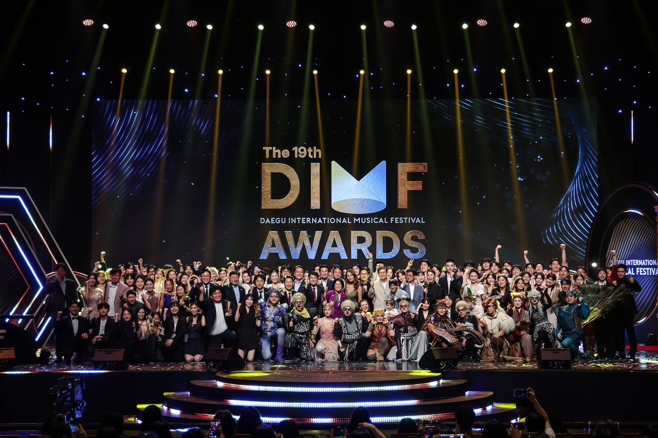 Actors and creative staff pose for photos after the 19th Daegu International Musical Festival Awards ceremony on Monday at the Daegu Opera House in Daegu. (DIMF)]