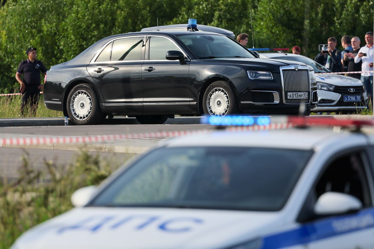 Cars and employees of security services are seen at the scene where the body of former Russian Transport Minister Roman Starovoit was found in Moscow, Monday. (Tass-Yonhap)