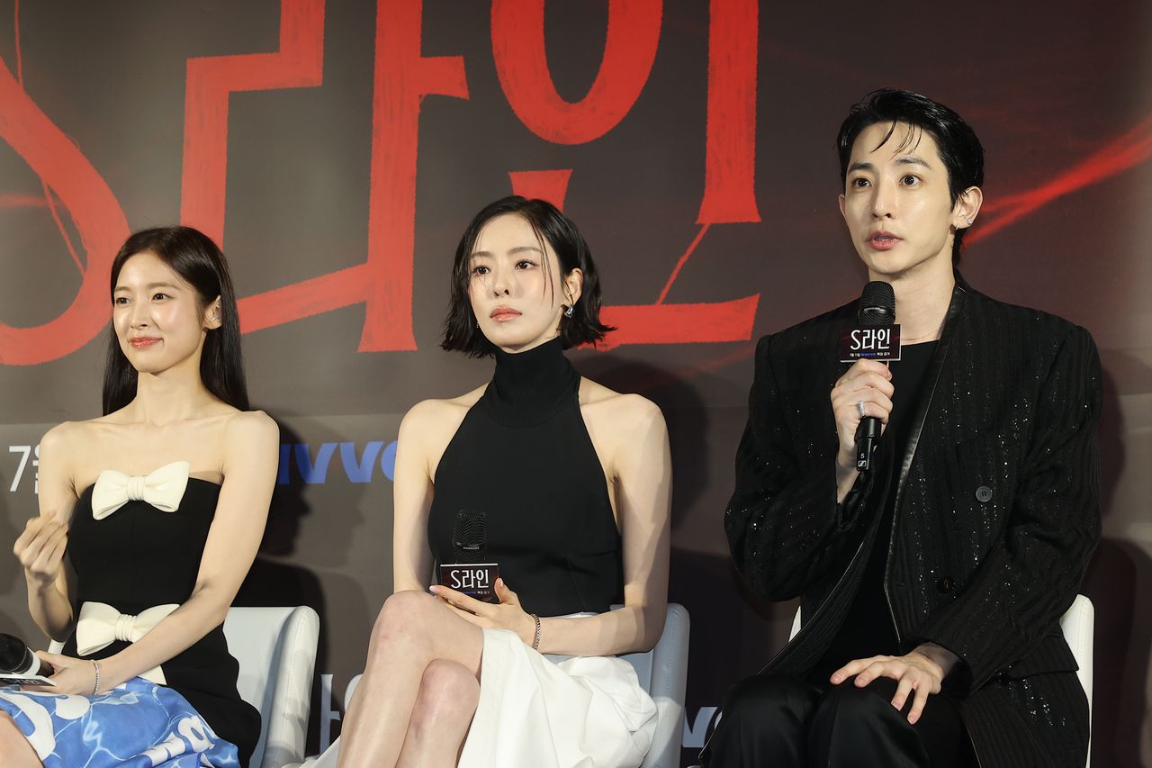 From left: Arin, Lee Da-hee and Lee Soo-hyuk of 
