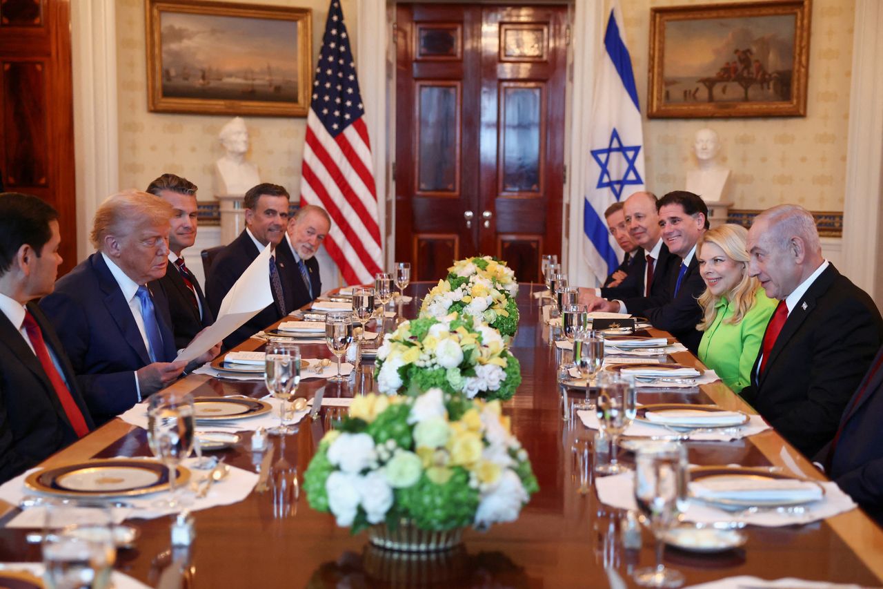 US President Donald Trump (second from left) looks at a document during a dinner with Israeli Prime Minister Benjamin Netanyahu (right) in Washington, Monday. (Reuters-Yonhap)]