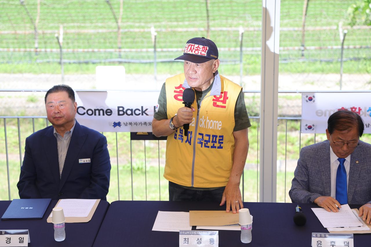 Choi Seong-ryong (center), the head of a civic group representing the families of those abducted by North Korea, says his group will no longer send anti-Pyongyang leaflets across the inter-Korean border at a press conference in Paju, Gyeonggi Province, Tuesday. (Yonhap)]