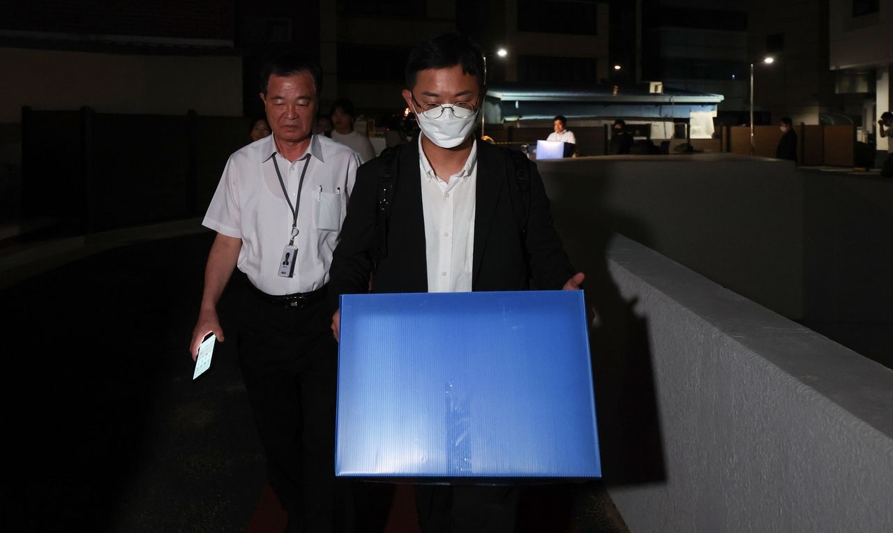 A special counsel team returns with seized items after conducting a search and seizure operation at Sambu Construction]