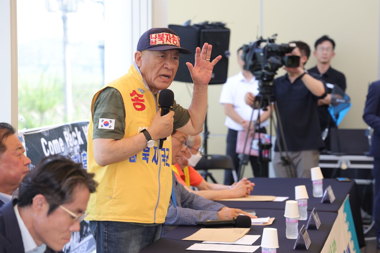 Choi Sung-ryong, head of the Association of the Families of Those Abducted by North Korea, speaks at a press conference held Imjingak, in Paju, near the demilitarized zone dividing the two Koreas on Tuesday. Yonhap