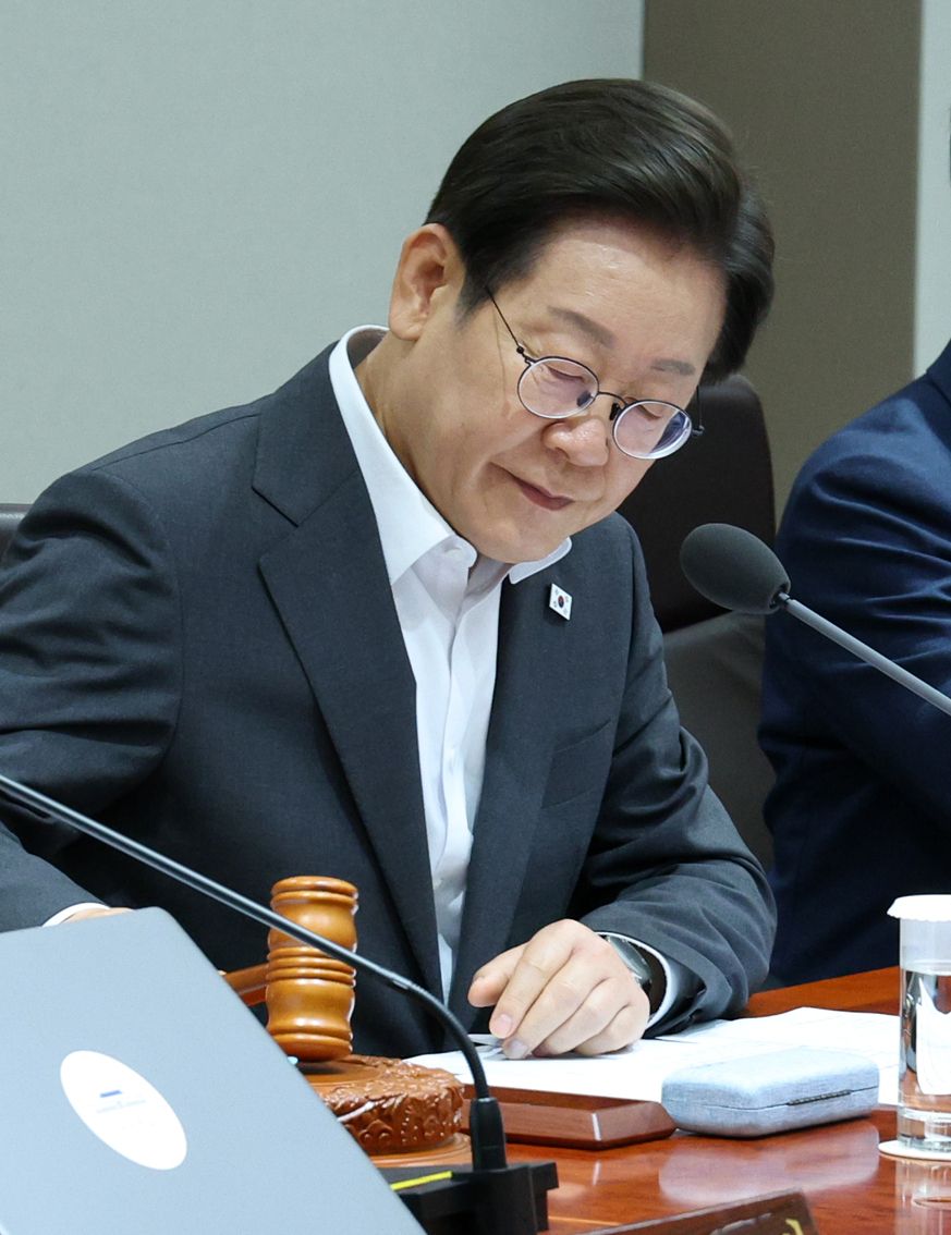 President Lee Jae Myung convenes a Cabinet meeting Tuesday at the presidential office in Yongsan, central Seoul. Yonhap]