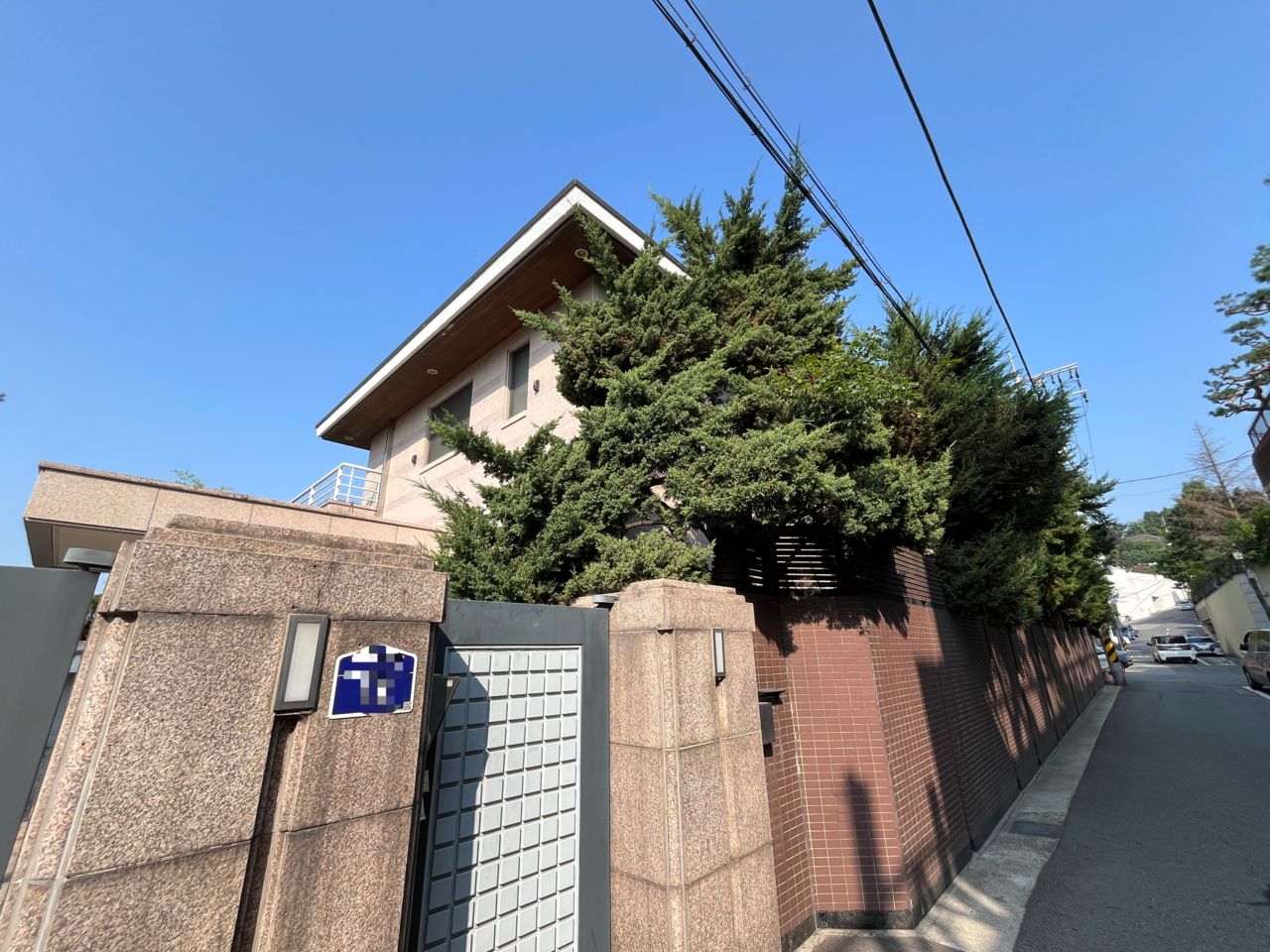This residence in Seoul's Yongsan district was sold for 22.8 billion won by four heirs of the late Samsung chairman, including his widow and three children. (Yoo Sung-hyun/Herald Biz)]