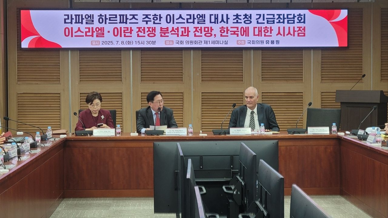 Ambassador Rafael Harpaz of Israel (right) delivers a closed-door briefing to People Power Party lawmakers on Tuesday at the National Assembly in Seoul. From left: Rep. Kim Jung-jae, the head of the People Power Party policy committee; Rep. Yu Yong-weon of the National Assembly]