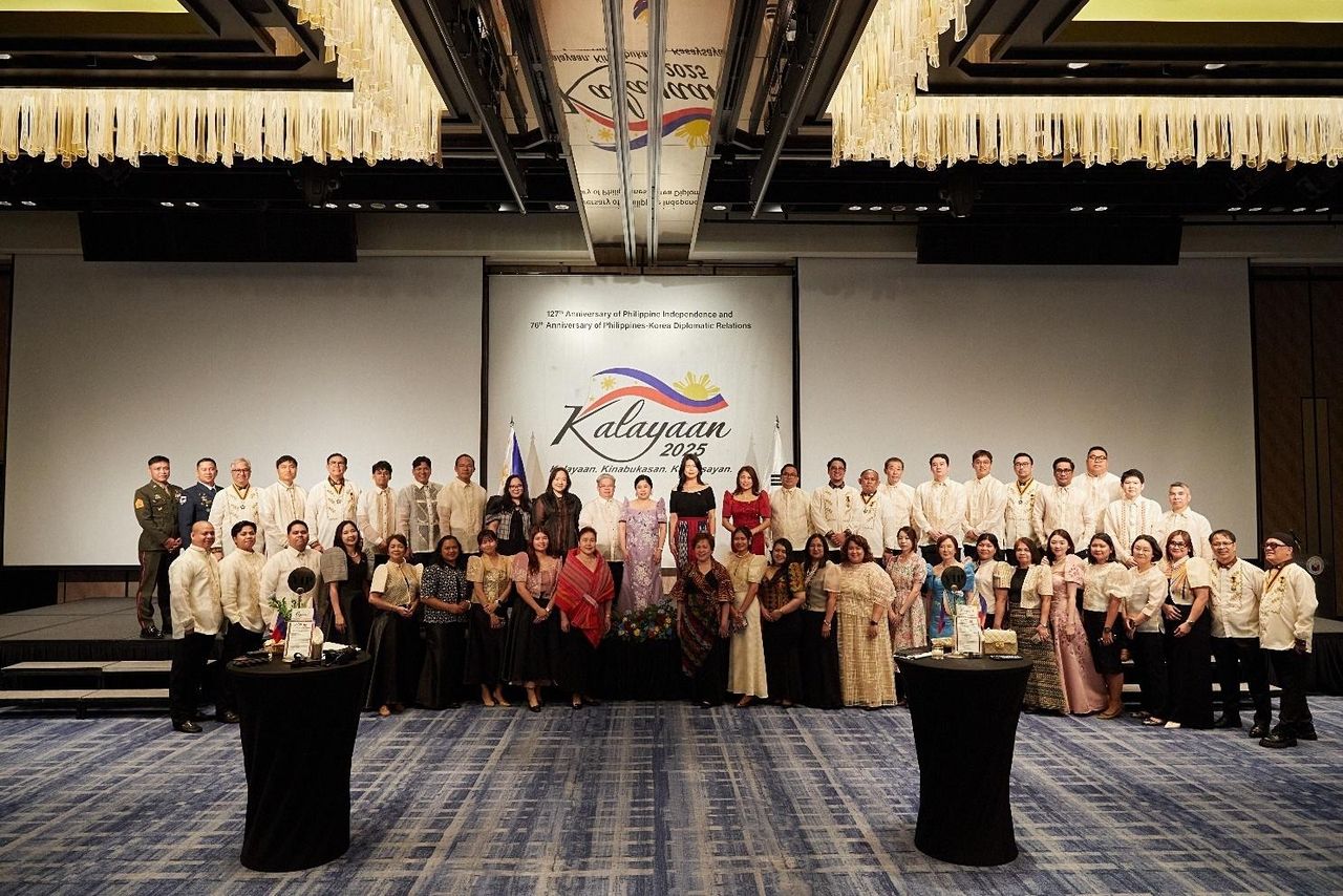 Officers and personnel of the Philippine Embassy in Seoul and its attached agencies pose for a group photo during the 127th Independence Day of Seoul at the Four Seasons Hotel in Seoul on Monday. (Philippine Embassy in Seoul)]