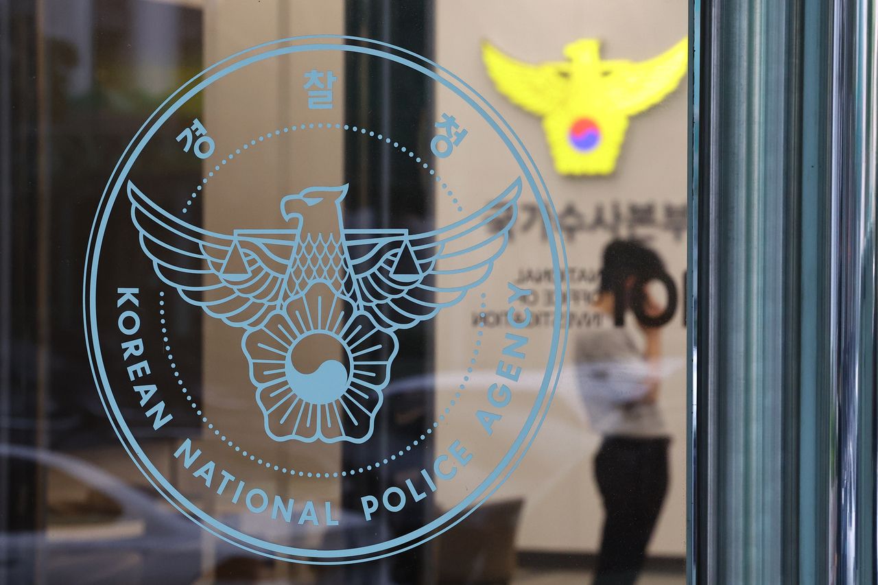 An employee of the Korean National Police Agency (Yonhap)]