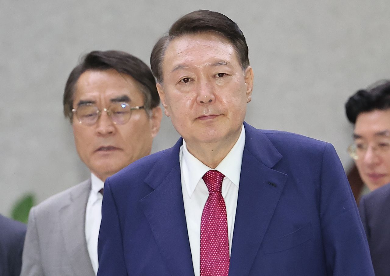 Former President Yoon leaves the Seoul High Prosecutors' Office in Seocho-gu, Seoul, on Saturday after completing his second round of questioning by the special counsel team led by Cho Eun-seok. (Yonhap)]