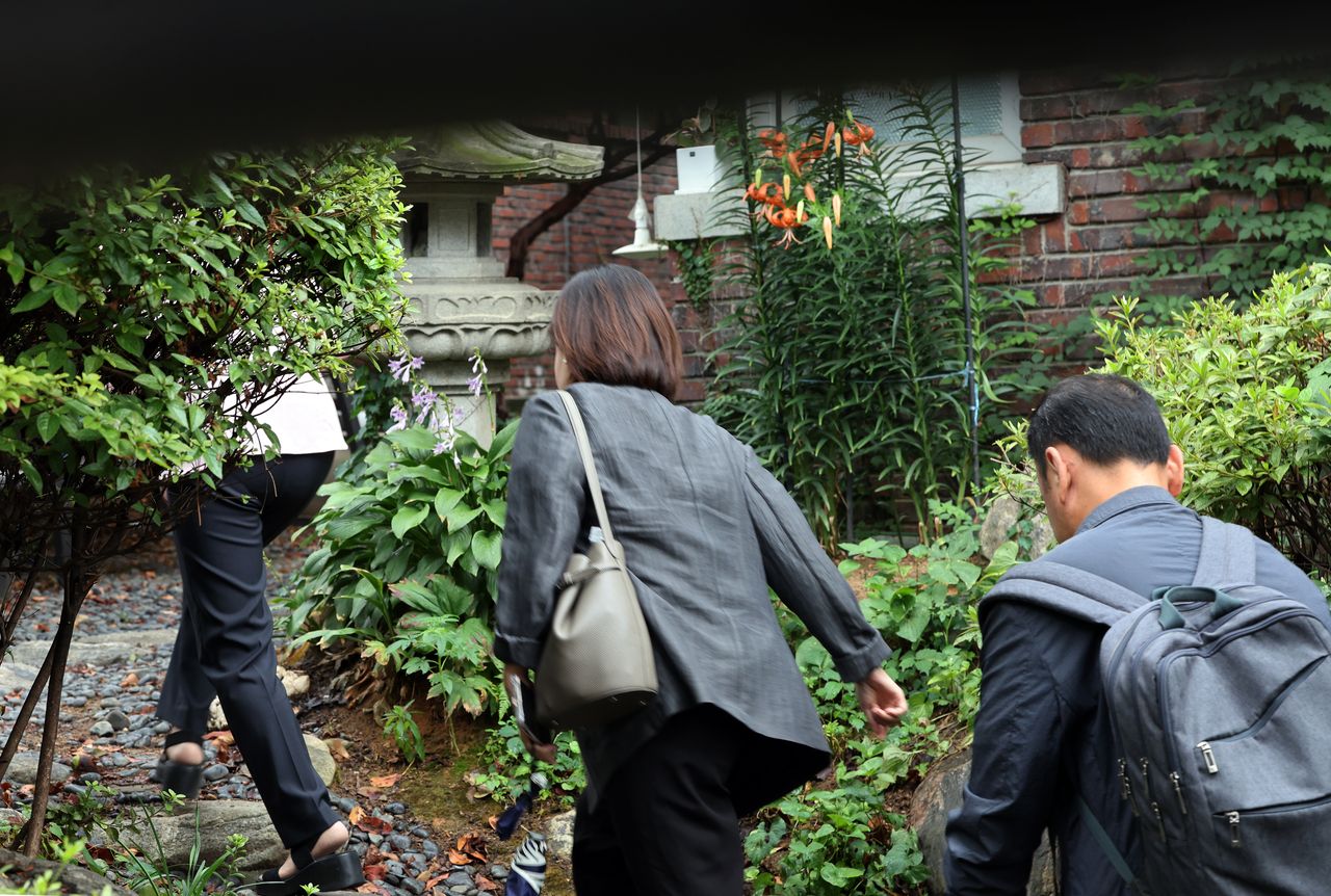 A special counsel team conducts a search and seizure of shaman Jeon Seong-baen]