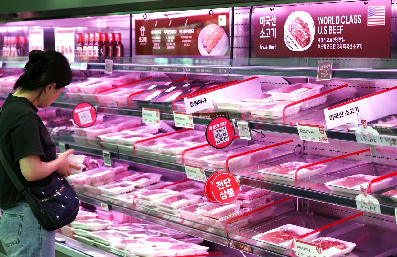 A consumer browses US beef products at a grocery store in Seoul on June 29. (Newsis)]