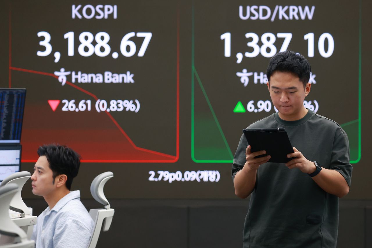 An electronic board showing the Korea Composite Stock Price Index at a dealing room of the Hana Bank headquarters in Seoul on Wednesday. (Yonhap)]