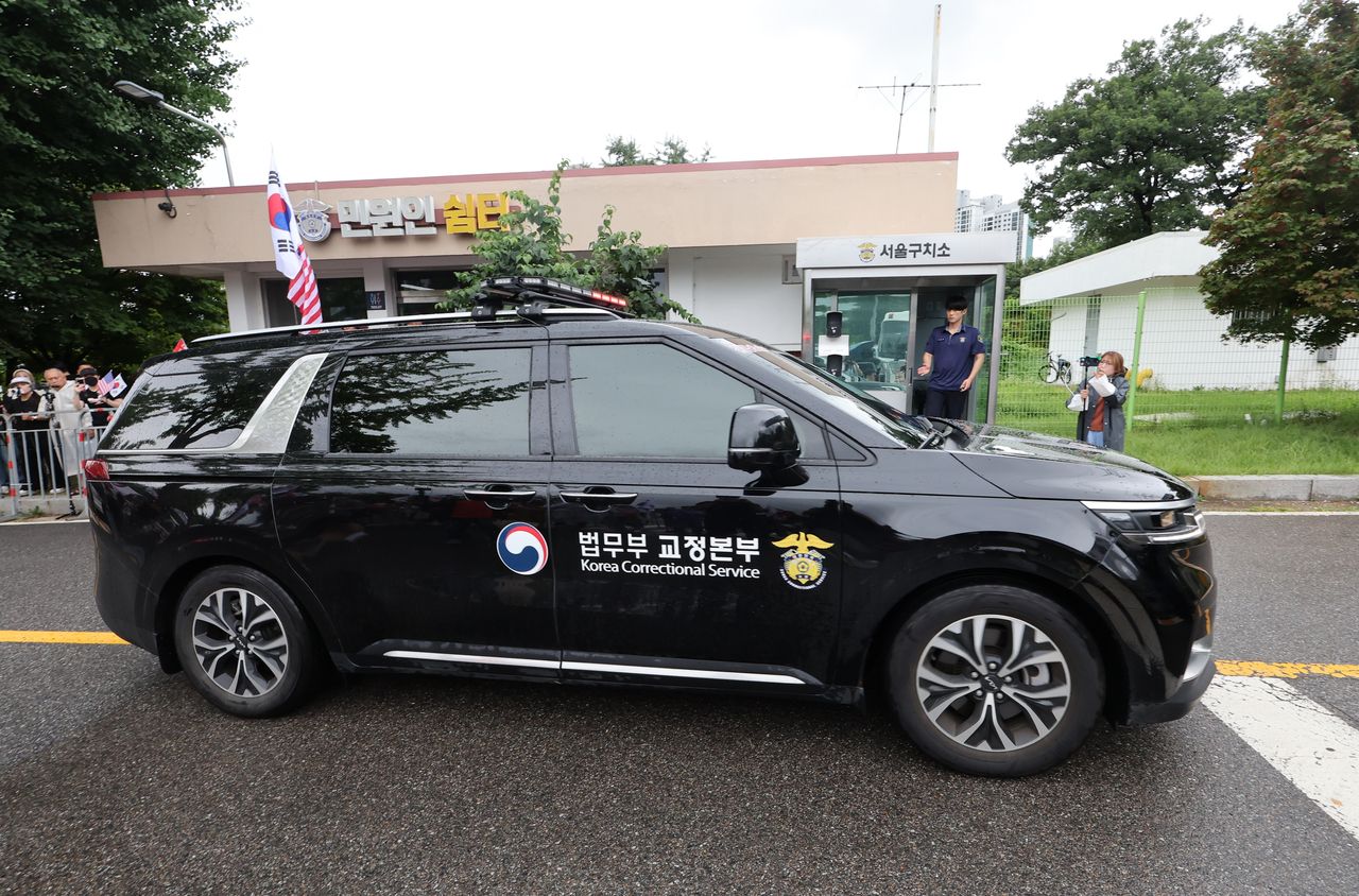 A Justice Ministry vehicle enters the Seoul Detention Center in Uiwang, south of the capital, on Tuesday, as special counsel Cho Eun-suk's team made a second attempt to bring in former President Yoon Suk Yeol from his cell for questioning over his failed attempt to impose martial law. (Yonhap)