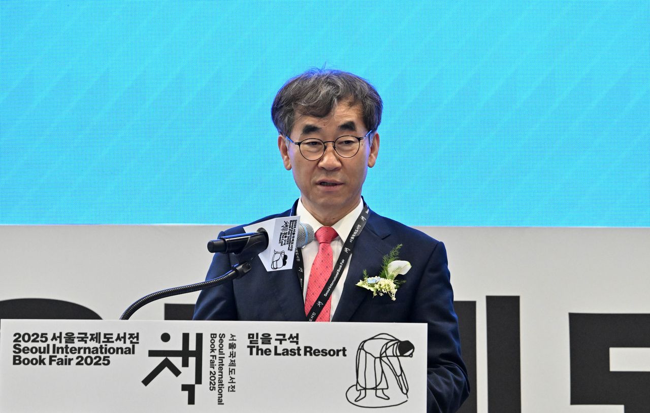 Korean Publishers Association Chairman Yoon Chul-ho delivers a welcome speech at the opening ceremony of the 2025 Seoul International Book Fair at Coex in Gangnam-gu, Seoul, on June 18. (Im Se-jun/The Korea Herald)]