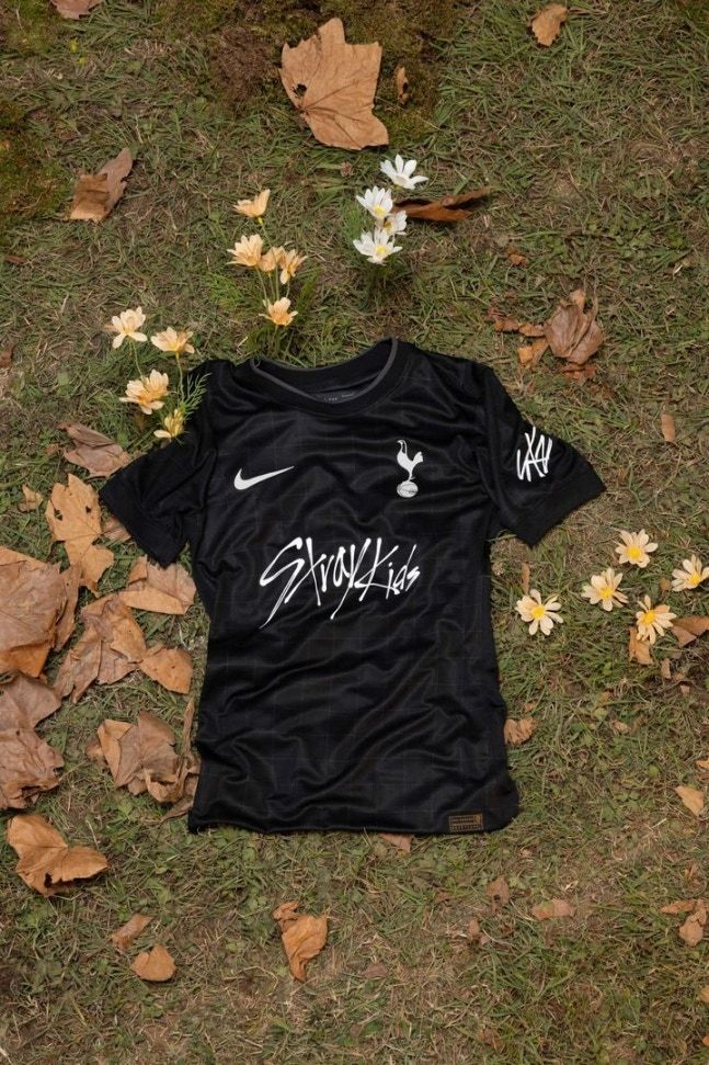 Stray Kids and Tottenham Hotspur collaborative jersey (JYP Entertainment)]