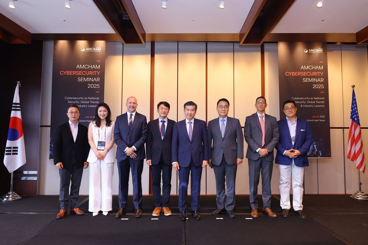 James Kim (fifth from left), chairman and CEO of AmCham and key speakers pose for a photo during the Cybersecurity Seminar in Seoul on Wednesday. (AmCham)]
