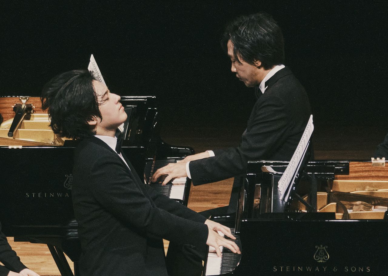 Pianists Lim Yunchan (left) and Sohn Min-soo perform during a recital at the Seoul Arts Center on Tuesday. (MOC)
