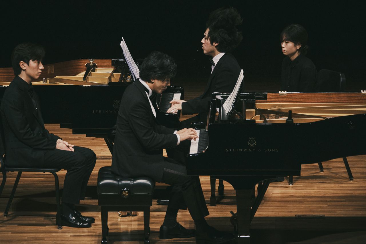 Sohn Min-soo (right) and Lim Yunchan perform during a recital at the Seoul Arts Center on Tuesday. (MOC)