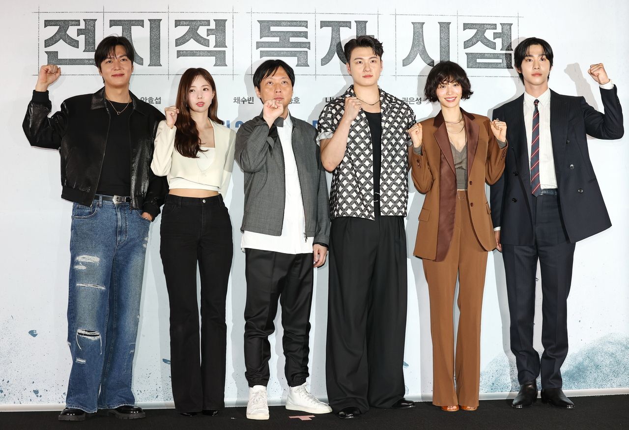From left: Lee Min-ho, Chae Soo-bin, director Kim Byung-woo, Shin Seung-ho, Nana and Ahn Hyo-seop pose at the 