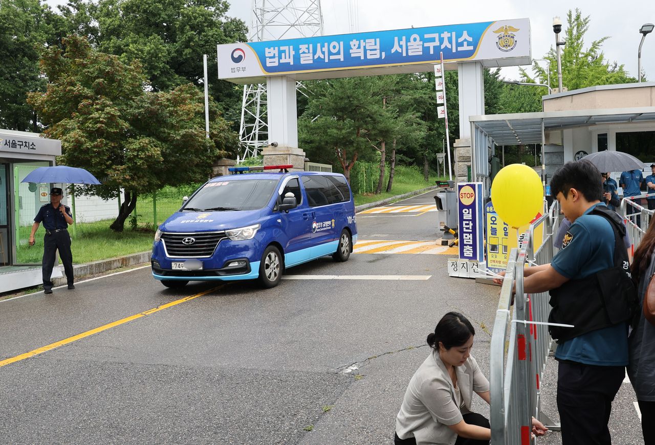 A Justice Ministry vehicle leaves the Seoul Detention Center in Uiwang, Gyeonggi Province, Tuesday, as special counsel Cho Eun-suk's team made a second attempt to bring in former President Yoon Suk Yeol from his cell for questioning over his martial law declaration. (Yonhap)
