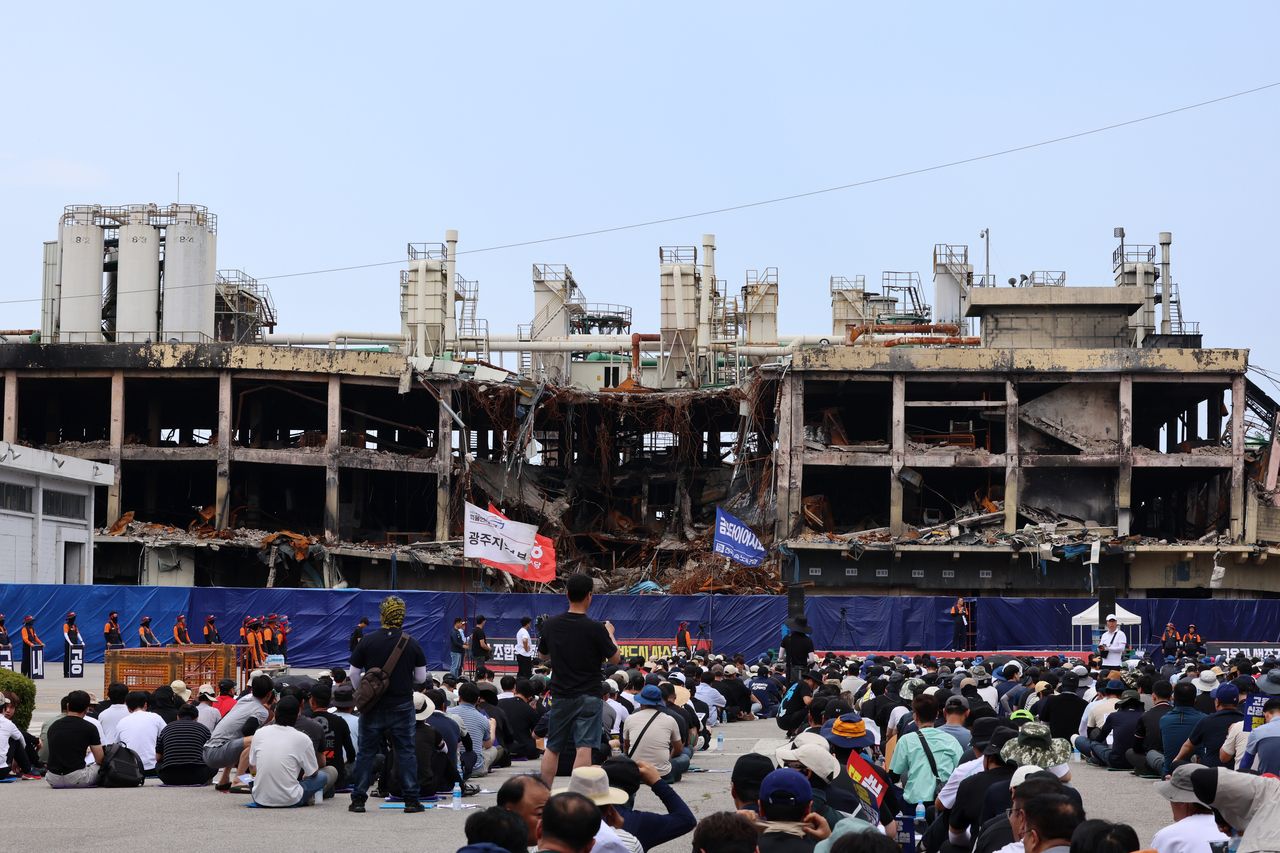 Kumho Tire employees protest in front of the fire-damaged No. 2 plant in Gwangju on Friday, opposing the company's plan to scale down domestic production. (Yonhap)]