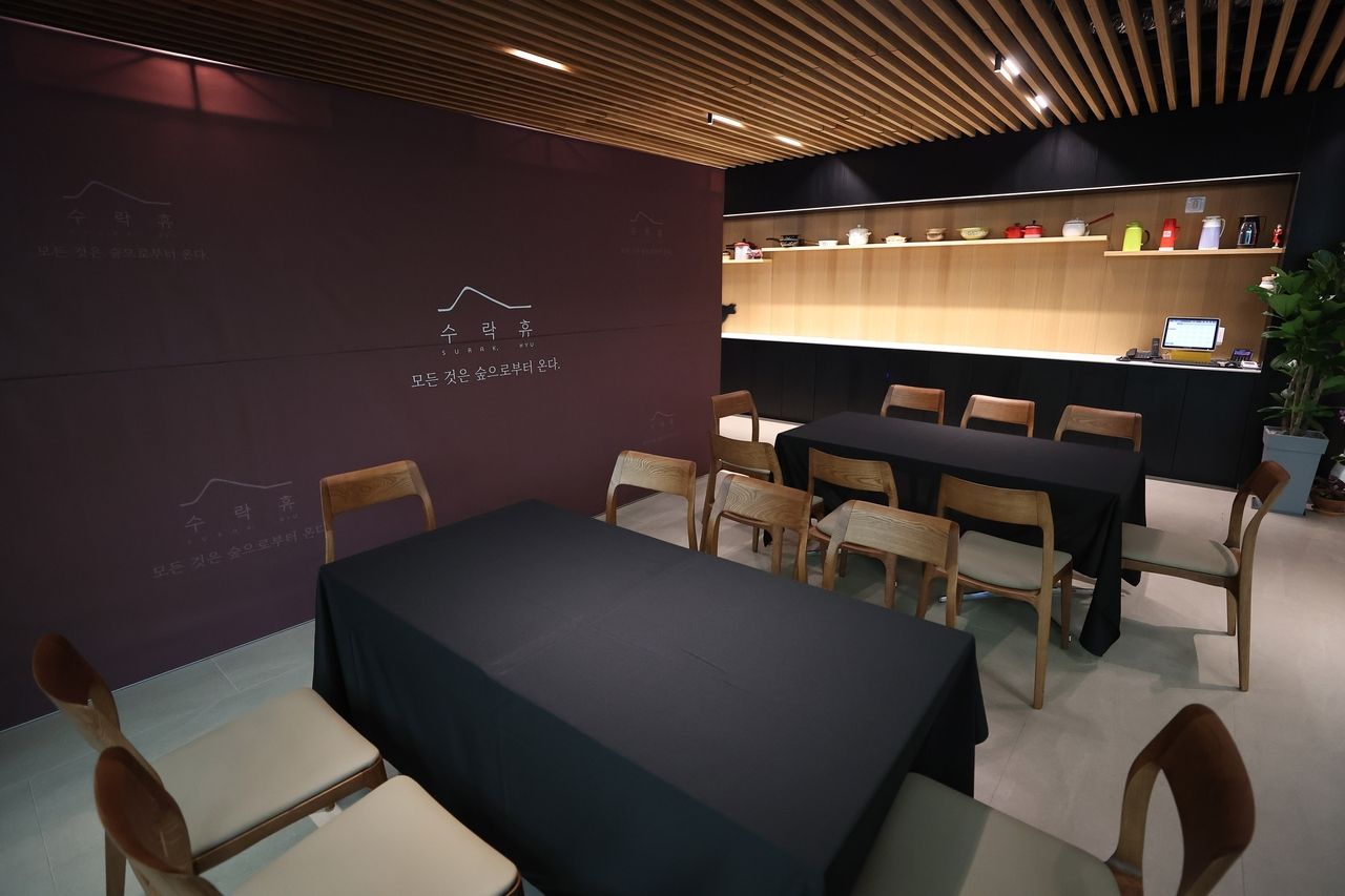 Rather than offering a barbecue area, Surak Hue provides a full-service restaurant. (Nowon-gu Office)]