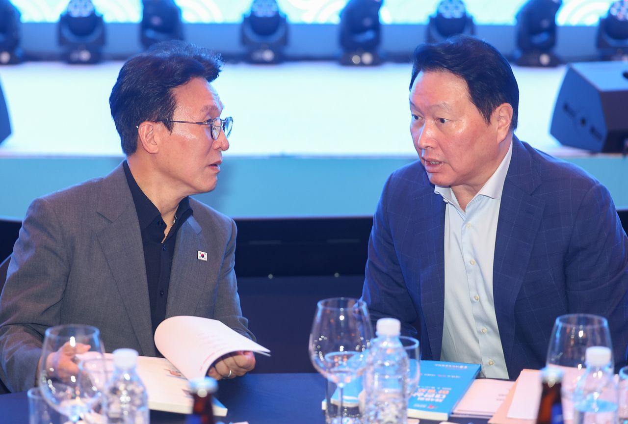 Prime Minister Kim Min-seok (left) and Korea Chamber of Commerce and Industry Chairman Chey Tae-won talk during the 48th KCCI Summer Forum held at Lahan Select Hotel in Gyeongju, North Gyeongsang Province, Wednesday (Yonhap)
