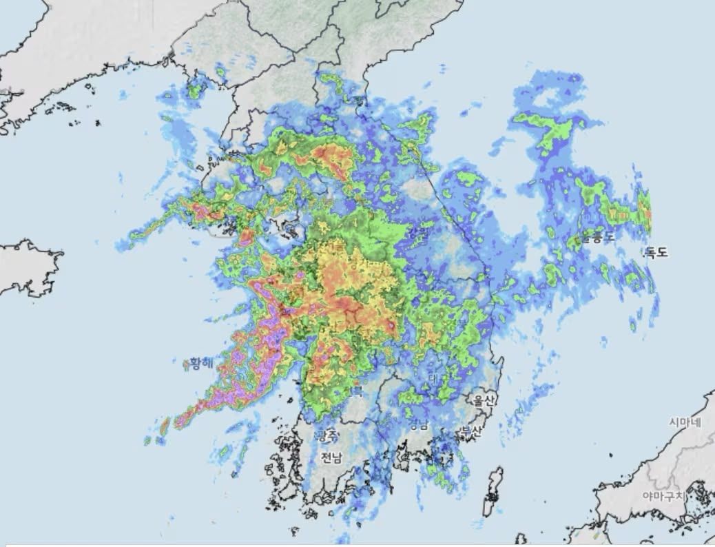 Satellite radar shows heavy rain bands sweeping across central and southern South Korea as of 4 p.m. Wednesday. (Korea Meteorological Administration)]