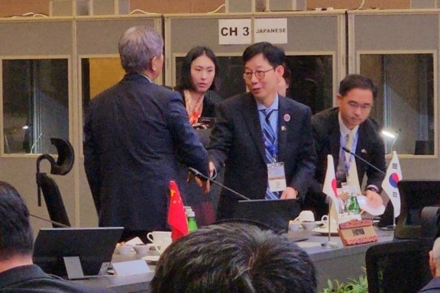 Korea's First Vice Foreign Minister Park Yoon-joo (third from left) shakes hands with Japanese Foreign Minister Takeshi Iwaya at the 26th ASEAN Plus Three Foreign Ministers' Meeting was held in Kuala Lumpur, Malaysia, earlier this month. (Yonhap)