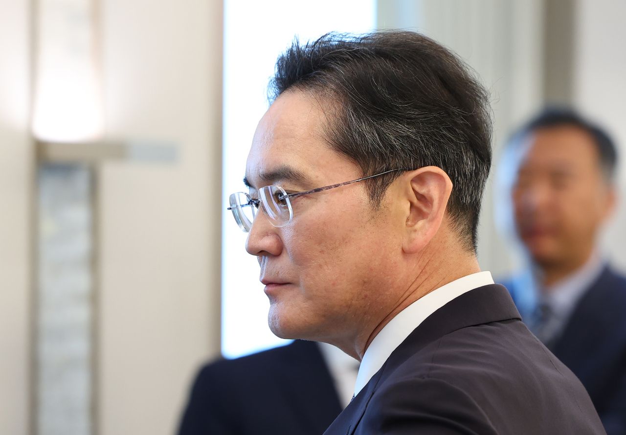 This file photo shows Samsung Electronics Co. Chairman Lee Jae-yong attending a meeting with President Lee Jae Myung and a group of business leaders at the presidential office in Seoul on June 13, 2025. (Yonhap)]