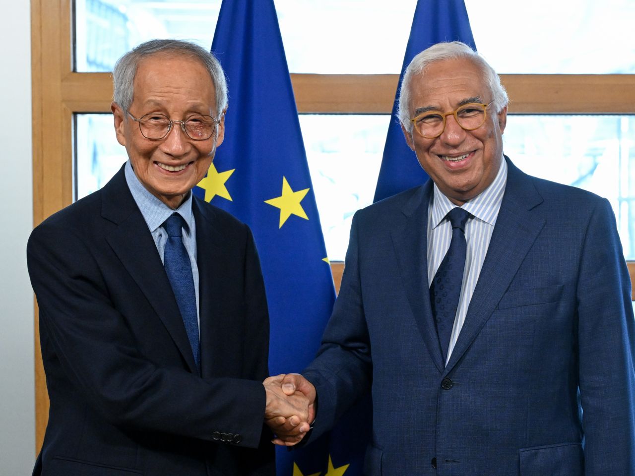 Special presidential envoy Yoon Yeo-joon (left) poses with Antonio Costa, president of the European Council, during their meeting in Brussels on Tuesday. (Yonhap)]
