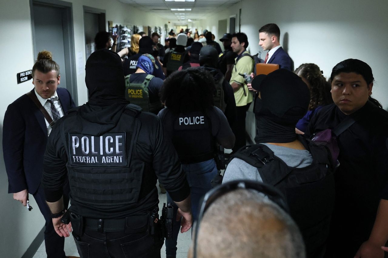 Federal agents patrol the halls of immigration court at the Jacob K. Javitz Federal Building in New York, July 3. (AFP-Yonhap)]