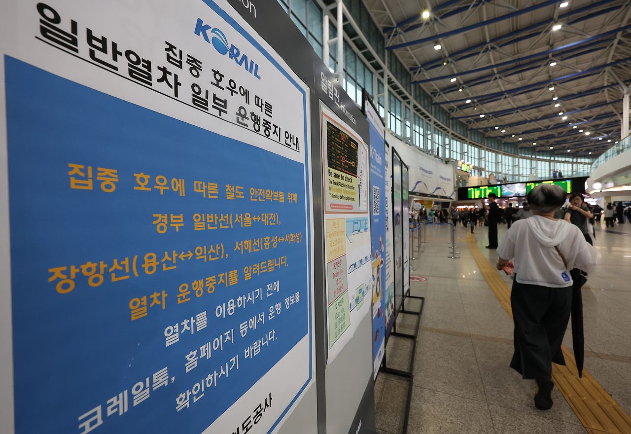 A notice at Seoul Station on Thursday informs passengers of partial service suspensions on the Gyeongbu, Janghang and Seohae railway lines due to heavy rain alerts across South Korea. (Yonhap)]