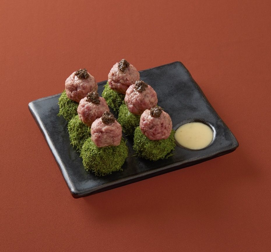 Gamtae tartare, or rice balls mixed with seaweed and topped with beef tartare, at Junghee in Seosulla-gil, Jongno-gu, central Seoul (Junghee)