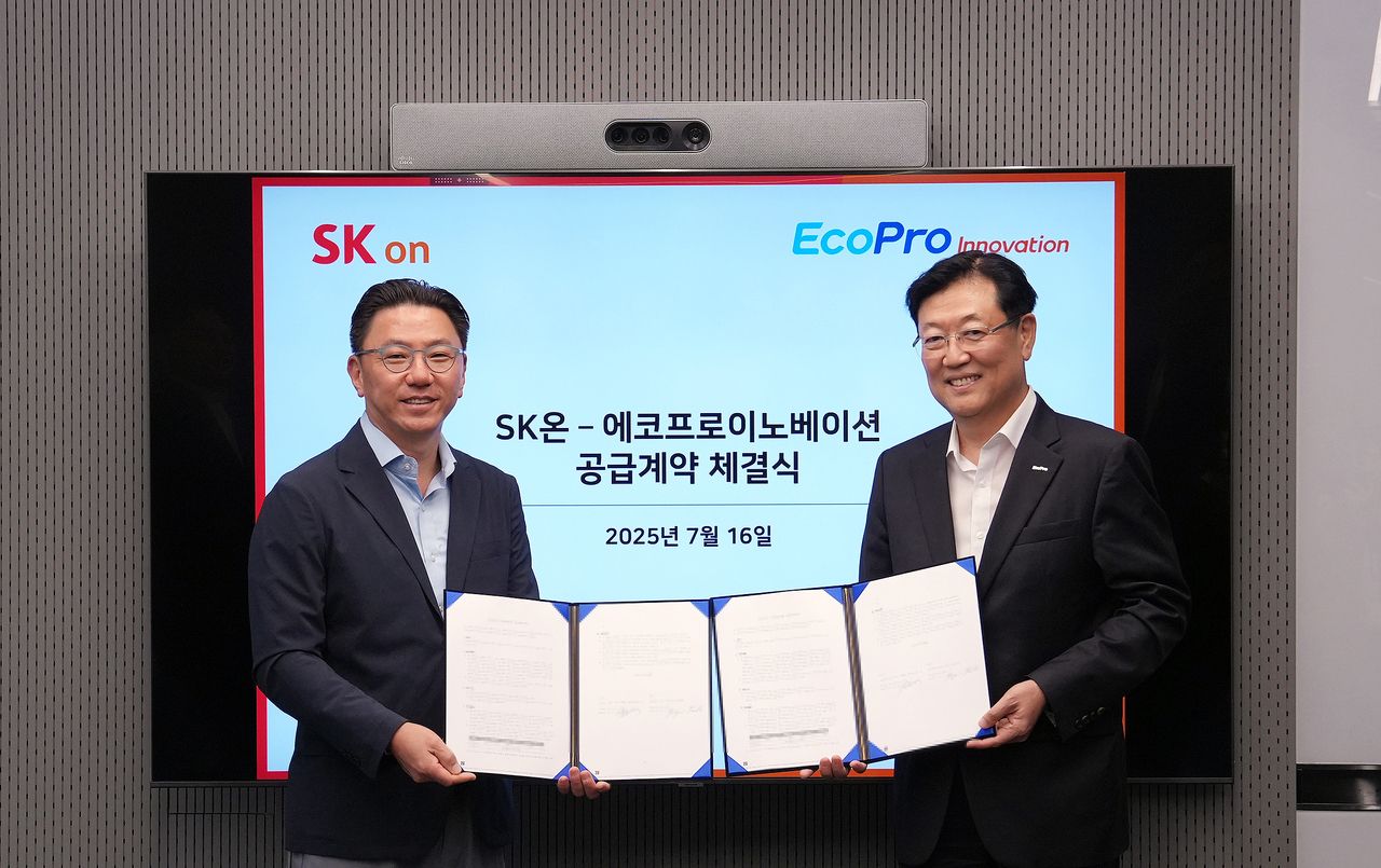 Park Jong-jin (left), head of strategic purchasing at SK On, and Kim Yoon-tae, CEO of EcoPro Innovation, take a commemorative photo during a partnership-signing ceremony in Seoul on Wednesday. (SK On)]