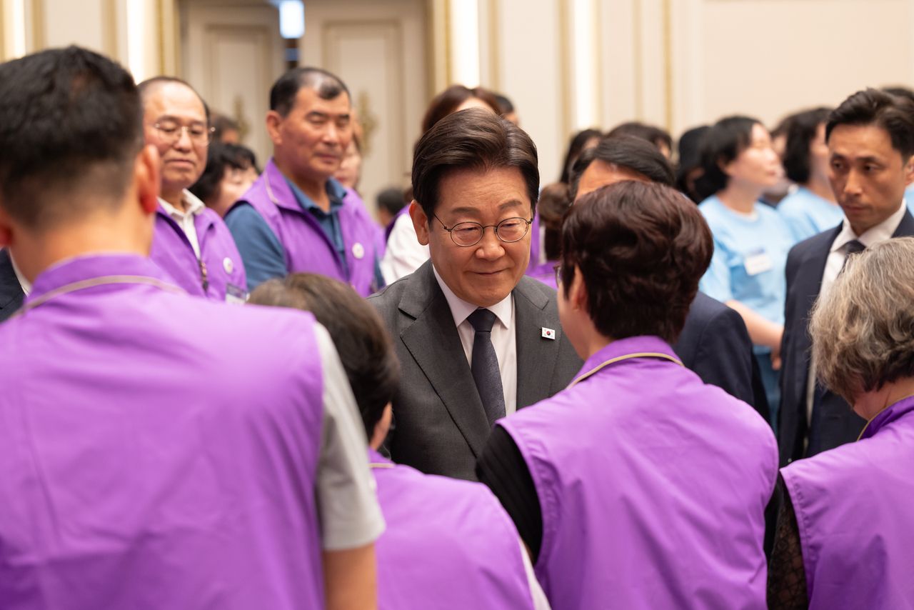President Lee Jae Myung (center) meets with bereaved families of the 2022 Itaewon crowd crash at the former presidential compound of Cheong Wa Dae on Wednesday. (Yonhap)]