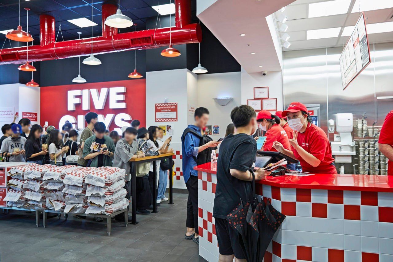 Customers line up to order at Five Guys' first Korean location, in Gangnam, southern Seoul, in July 2023. (FG Korea)]