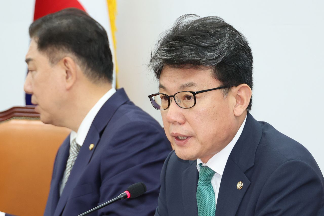 Rep. Jin Sung-joon, chief policymaker of the ruling Democratic Party of Korea speaks at a policy meeting held at the National Assembly in Yeouido, Seoul, on Thursday. (Yonhap)]