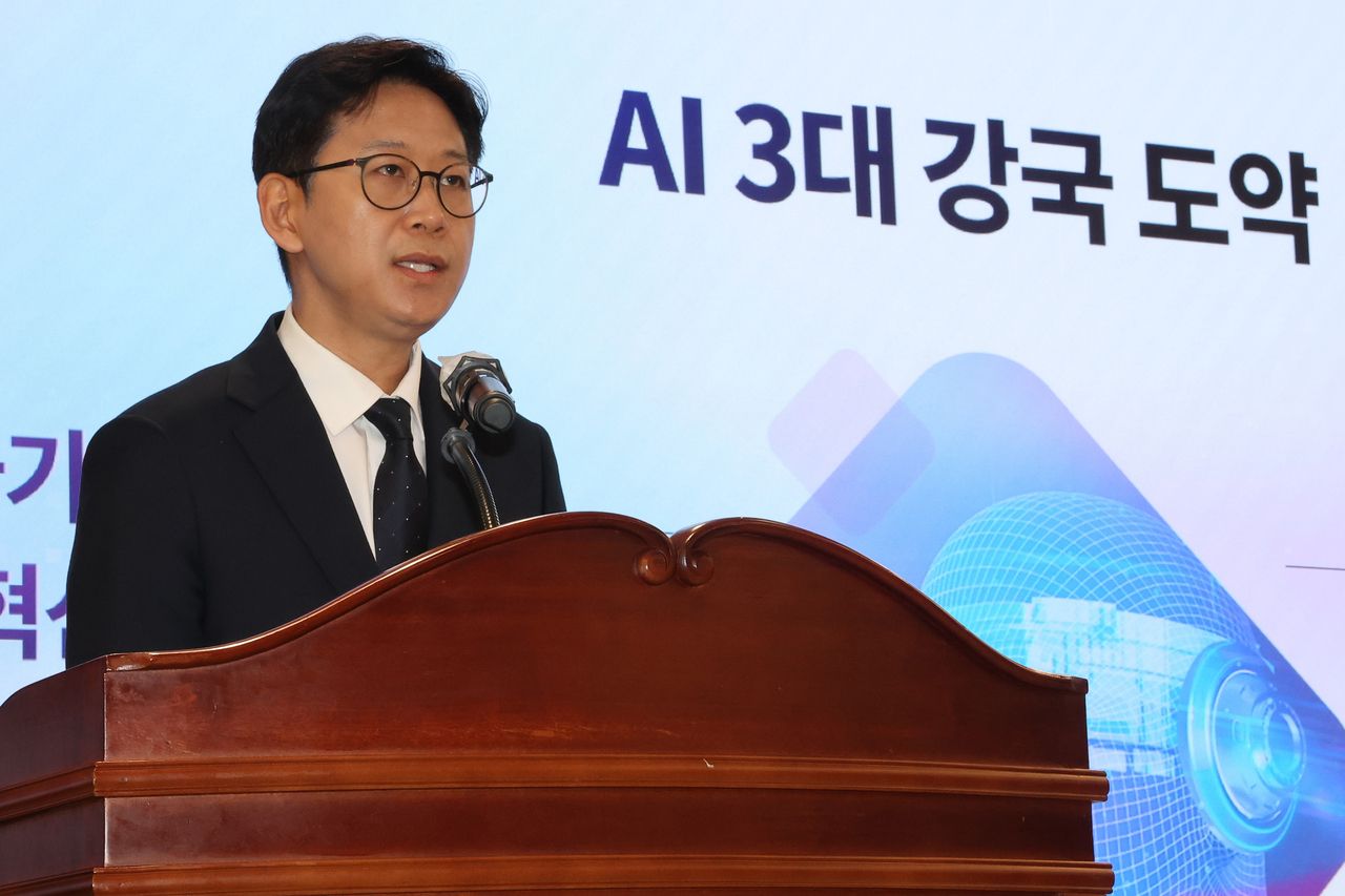 New science minister Bae Kyung-hoon delivers his inaugural address at the inauguration ceremony held at Sejong Government Complex on Thursday. (Yonhap)]