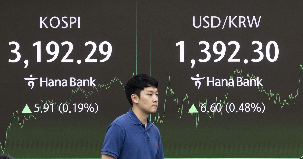 An electronic board showing the Korea Composite Stock Price Index at a dealing room of the Hana Bank headquarters in Seoul on Thursday. (Yonhap)]
