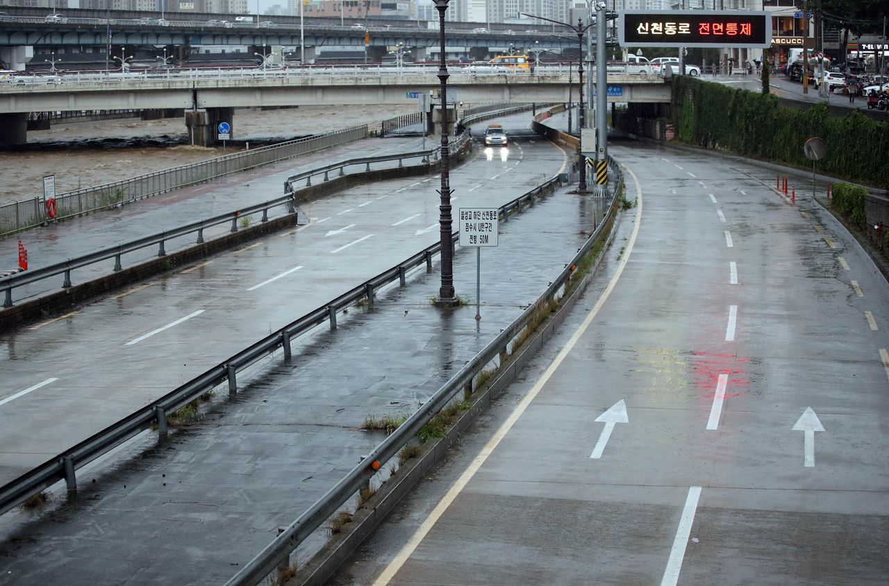Roads in Daegu, North Gyeongsang Province, are being restricted due to heavy rain on Thursday afternoon. (Yonhap)]