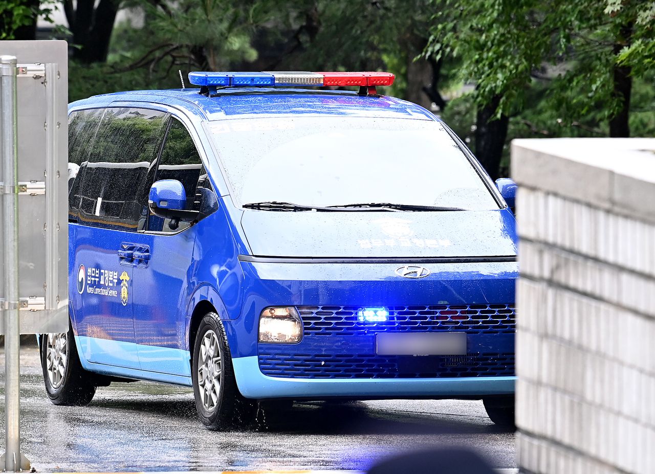 A convoy vehicle carrying former President Yoon Suk Yeol arrives at the Seoul Central District Court in Seocho District, Seoul, on Friday. (Yonhap)]