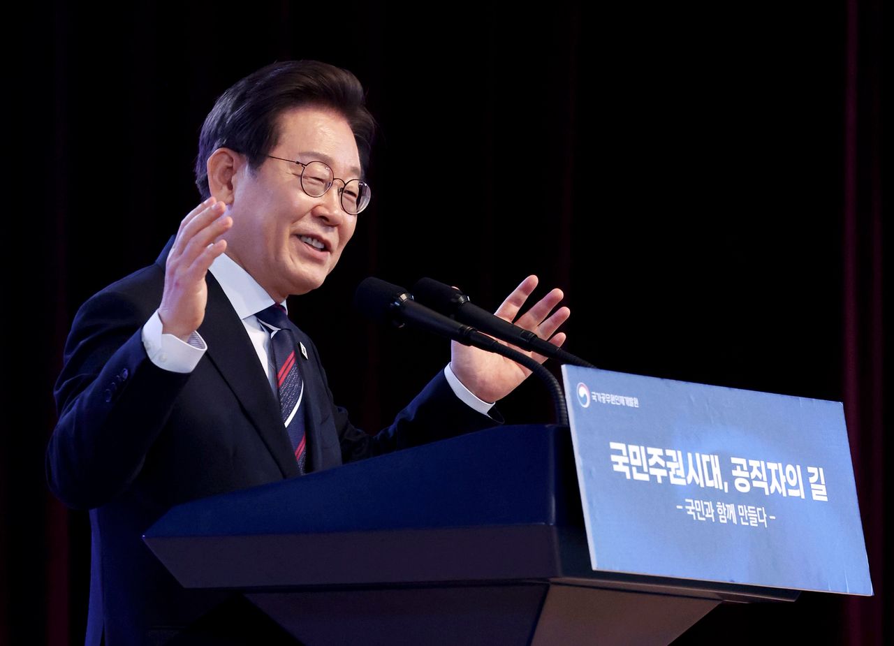 President Lee Jae Myung gives a lecture to a group of newly recruited public officials at the National Human Resources Development Institute in Jincheon, North Chungcheong Province, in central South Korea, on Monday. (Yonhap)]